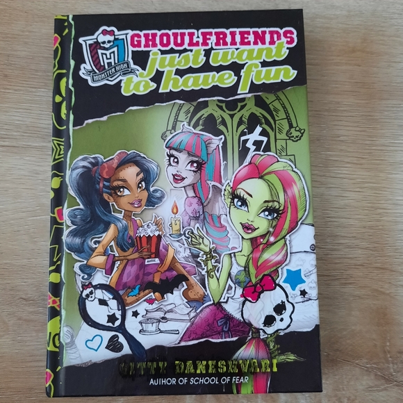 Monster High "The Ghouls Rule" Hardcover Boxed Set - Picture 8 of 11